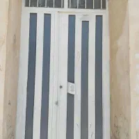 تعدادی درب و پنجره اهنی و تیر اهن به فروش میرسد