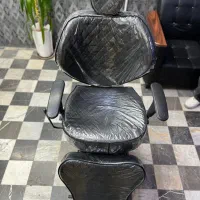 صندلی ارایشگاه مردانه و تابلو