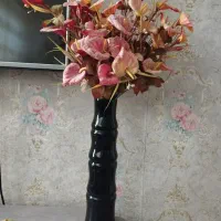 گلدان مشکی شیک و گل مصنوعی