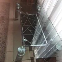میز شیشه ای. وسط مبل