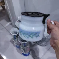 ظروف گل سرخ و قدیمی