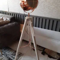 آباژور ایستاده کنار مبلی