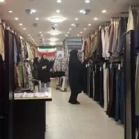 یک نفر فروشنده خانم با روابط عمومی بالا