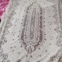 روی میزی و میز بزرگ چوبی مستطیلی