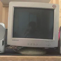 مانیتور قدیمی و اسپیکر نوستالژی