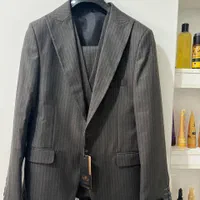 کت شلوار نو  بابت بابت سایز دیوار گذاشته شده|لباس|صومعه‌سرا, |دیوار