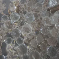 تعدادی گوی آویزی بزرگ و کوچک مخصوص لوستر