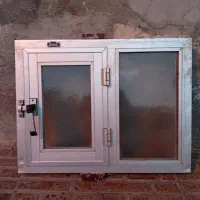 پنجره دیواری در حد نو