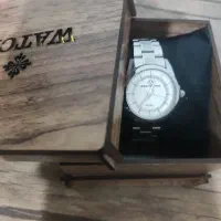فروش ساعت مچی و آغوشی نوزاد