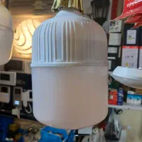 تعدادی لامپ ۵۰ وات آکبند