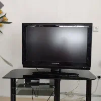 یک عدد میز و تلویزیون باهم