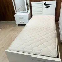 تخت نایک سفید با آینه کنسول وتشک در حد نو