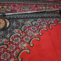 تعدادی وزنه و میله وزنه برداری