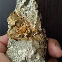 سنگ فلزی طلایی دارای عناصر طلا