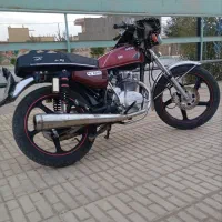 یک دستکا موتورسکلیت هوندا 200 به رنک قرمز شیرکو