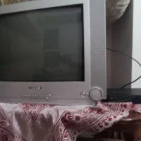 تلویزیون 21 اینچ به همراه دیجیتال و میز چوبی|تلویزیون و پروژکتور|زاهدان, |دیوار