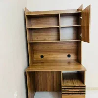 میز تحریر و کتابخانه