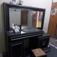 میز ارایشی و تعدادی لوازم دیگه