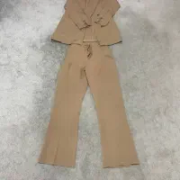 کت و شلوار و پیراهن زیرش یکبار پوشیده شده