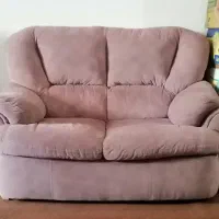 مبل راحتی، میز تلوزیون، دیگ اشپز خانه،گاز اشپزخانه