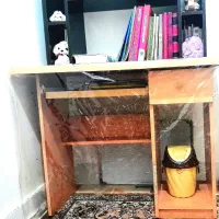 میز تحریر و کامپیوتر