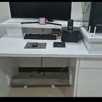 میز تحریر و کامپیوتر