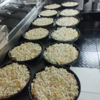 یک خانوم جهت کار در فست فود