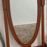 تخت و ایینه قدی