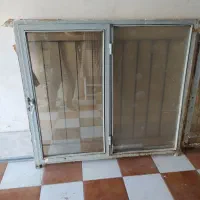 پنجره آهنی همراه با شیشه