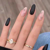 تخفیف کاشت ناخن ۴۰۰