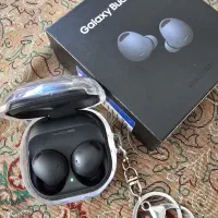 بادز ۲ پرو به همراه گارد شفاف