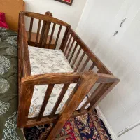 تخت کنار مادر