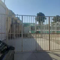 یک باب مغازه داخل کارواش