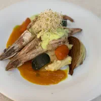 سالاد زن، صندق دار و ظرف شور