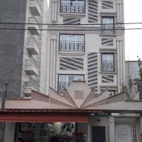 یک ساختمان چهار طبقه به صورت یک جا در خیابان نواب