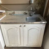 یک عدد کابینت و شیر و سینک