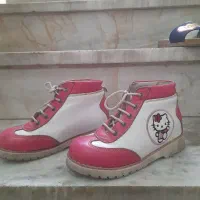 یک جفت کتونی ویک جفت بوت کودک