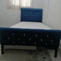 یک عدد تختخواب یک نفر فلزی مخملی