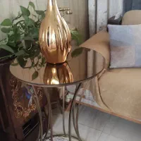 میز گرد و گلدان