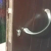 رنگ آمیزی و ترمیم درب های چوبی حتی قدیمی و شکسته