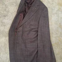 یک عدد تک کت به رنگ زرشکی