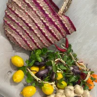 سبد حصیری و میوه مصنوعی