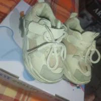 لباس و کفش و دمپایه بچگانه