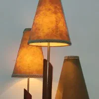 آباژور ایستاده کنار سالنی