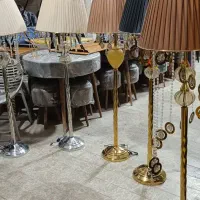 آباژور ایستاده کنار سالنی
