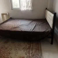 یک ست مبل و یک تخت خواب دو نفره
