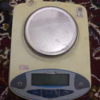 ترازو با دقت یک دهم گرم