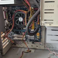 کیس کامپیوتر و دو عدد کیبورد و اسپیکر