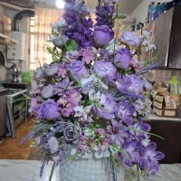 گل مصنوعی‌ با گلدان بلوری