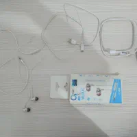 تعدادی وسایل جانبی گوشی شارژر و هندفنزی